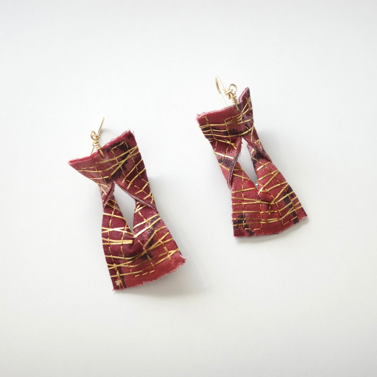 Gold thread earrings konjac