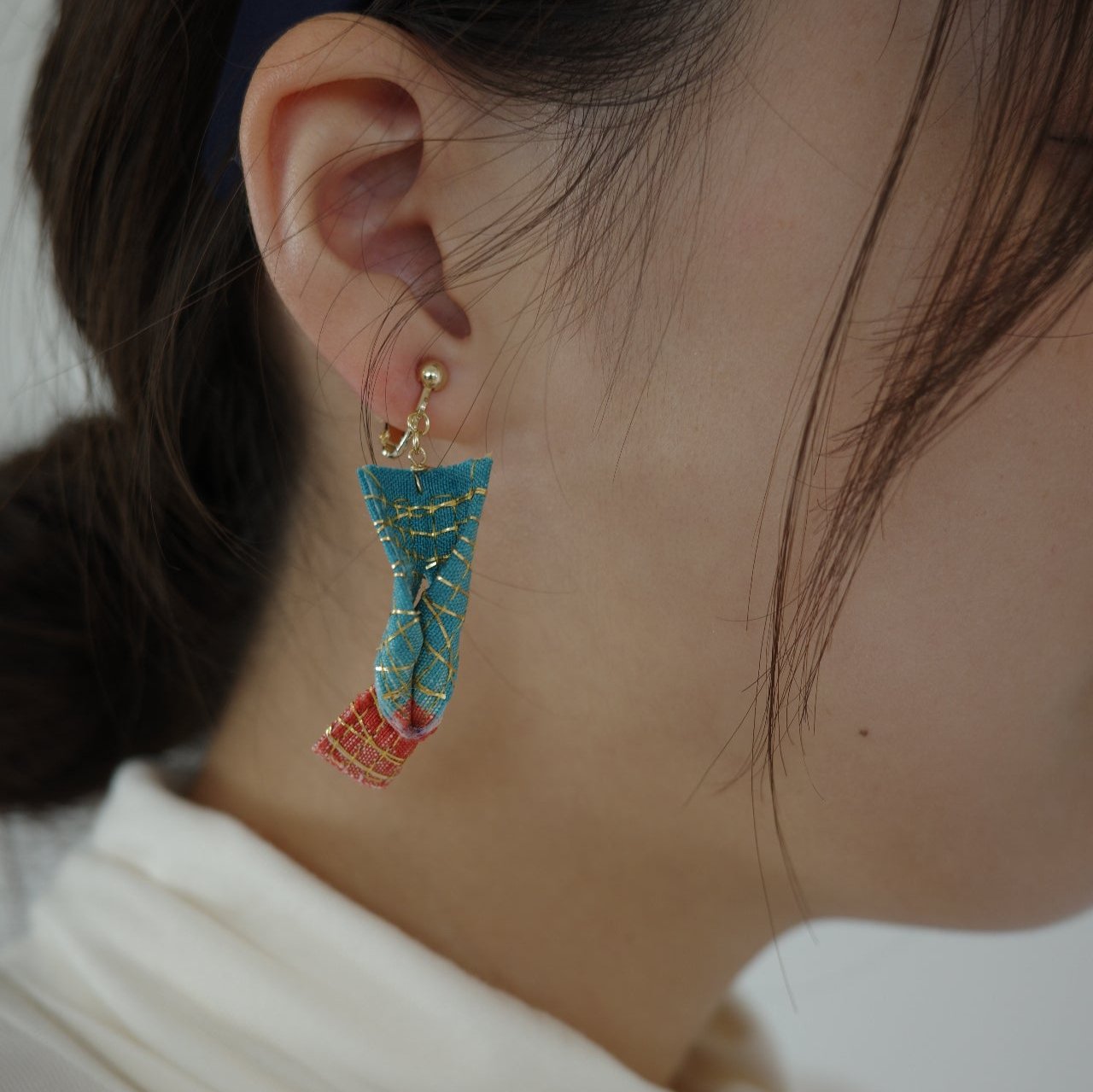 Gold thread earrings konjac