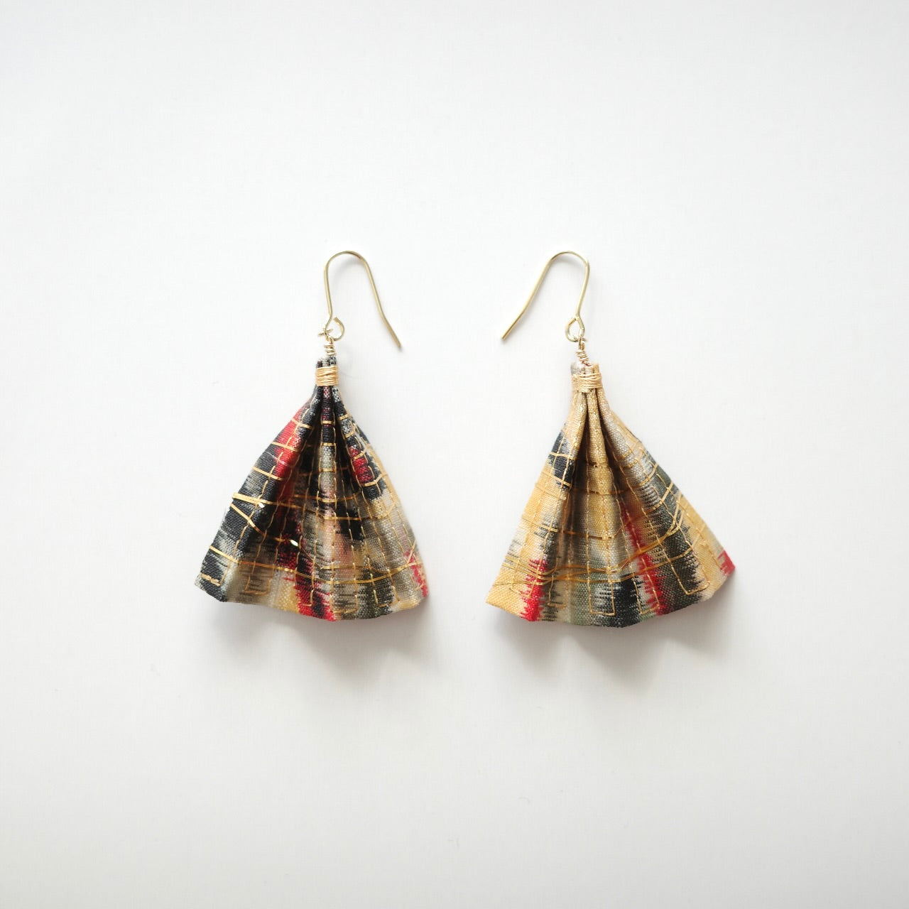 Gold thread earrings fan -momo-