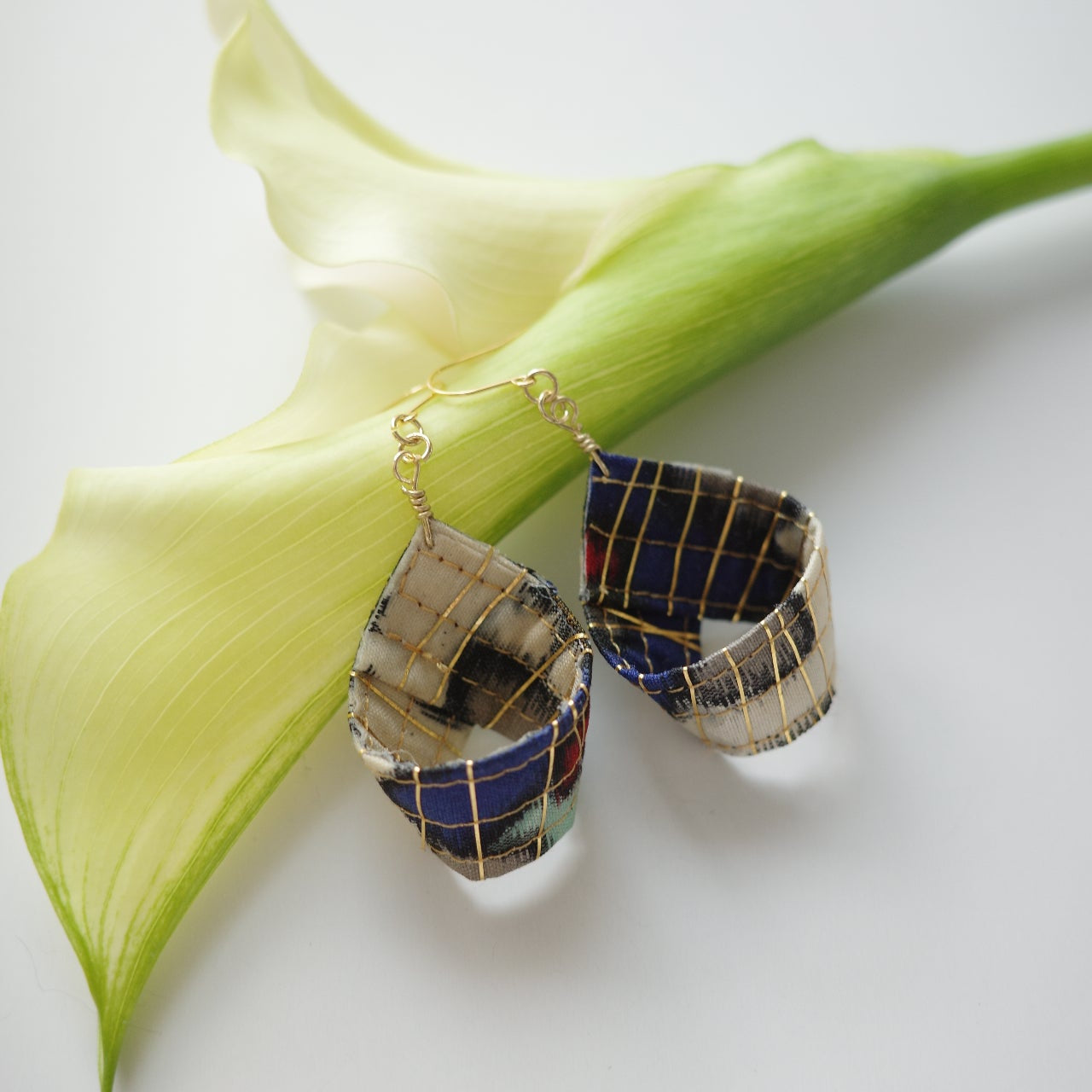 Gold thread earrings - Droplets - navy -