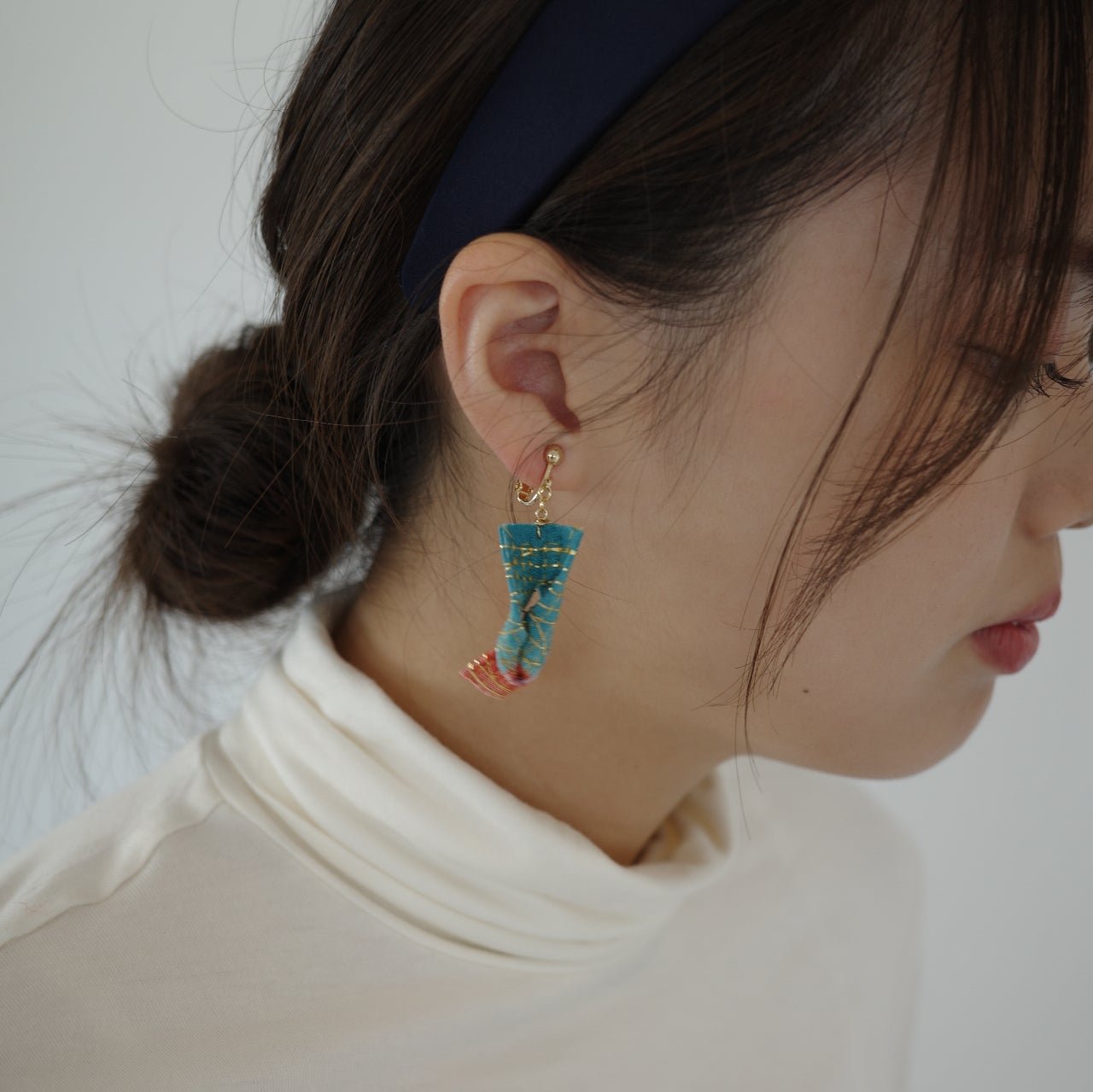 Gold thread earrings konjac