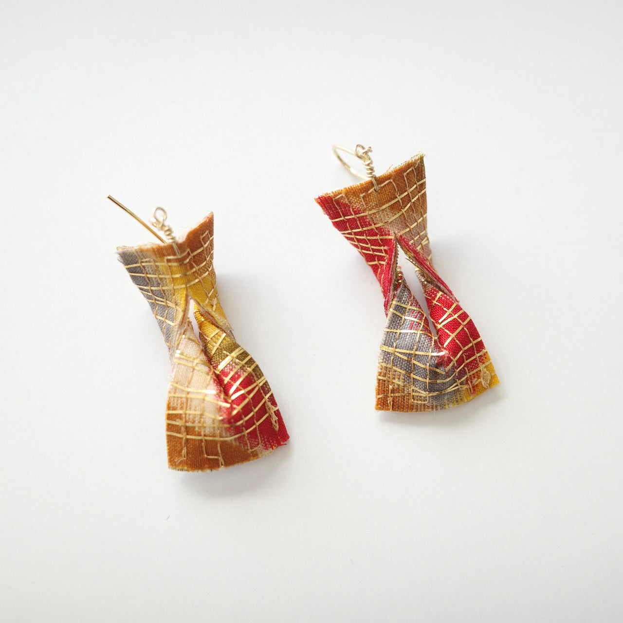 Gold thread earrings konjac