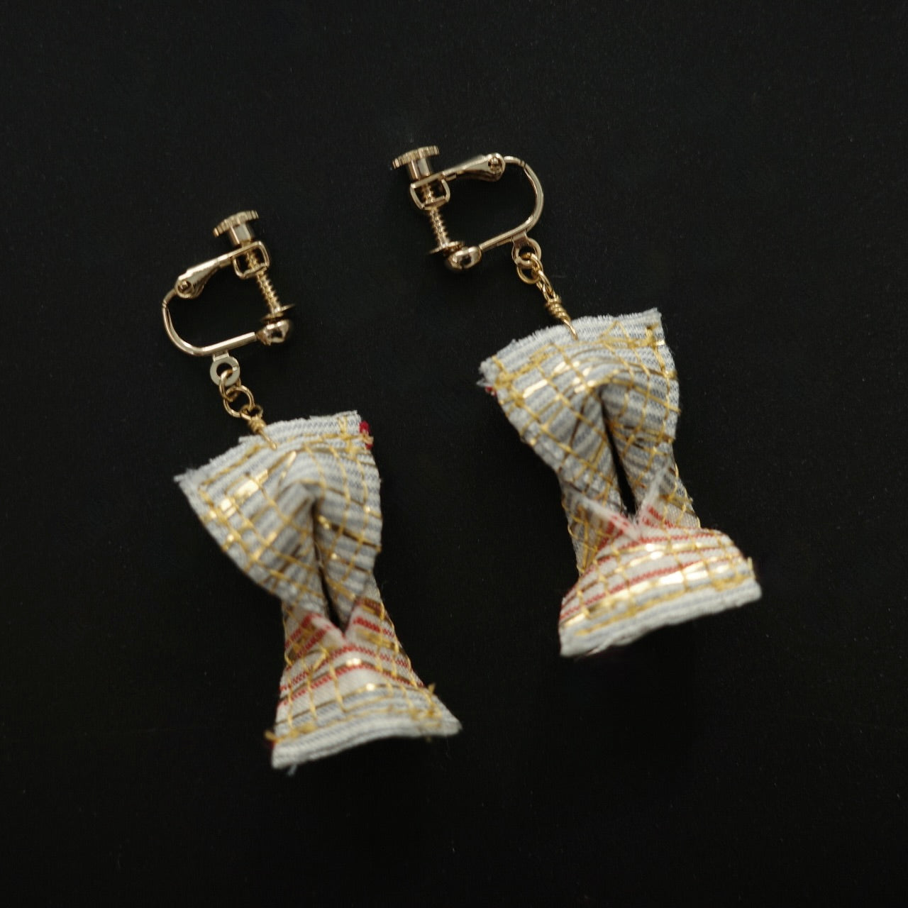 Gold thread earrings konjac