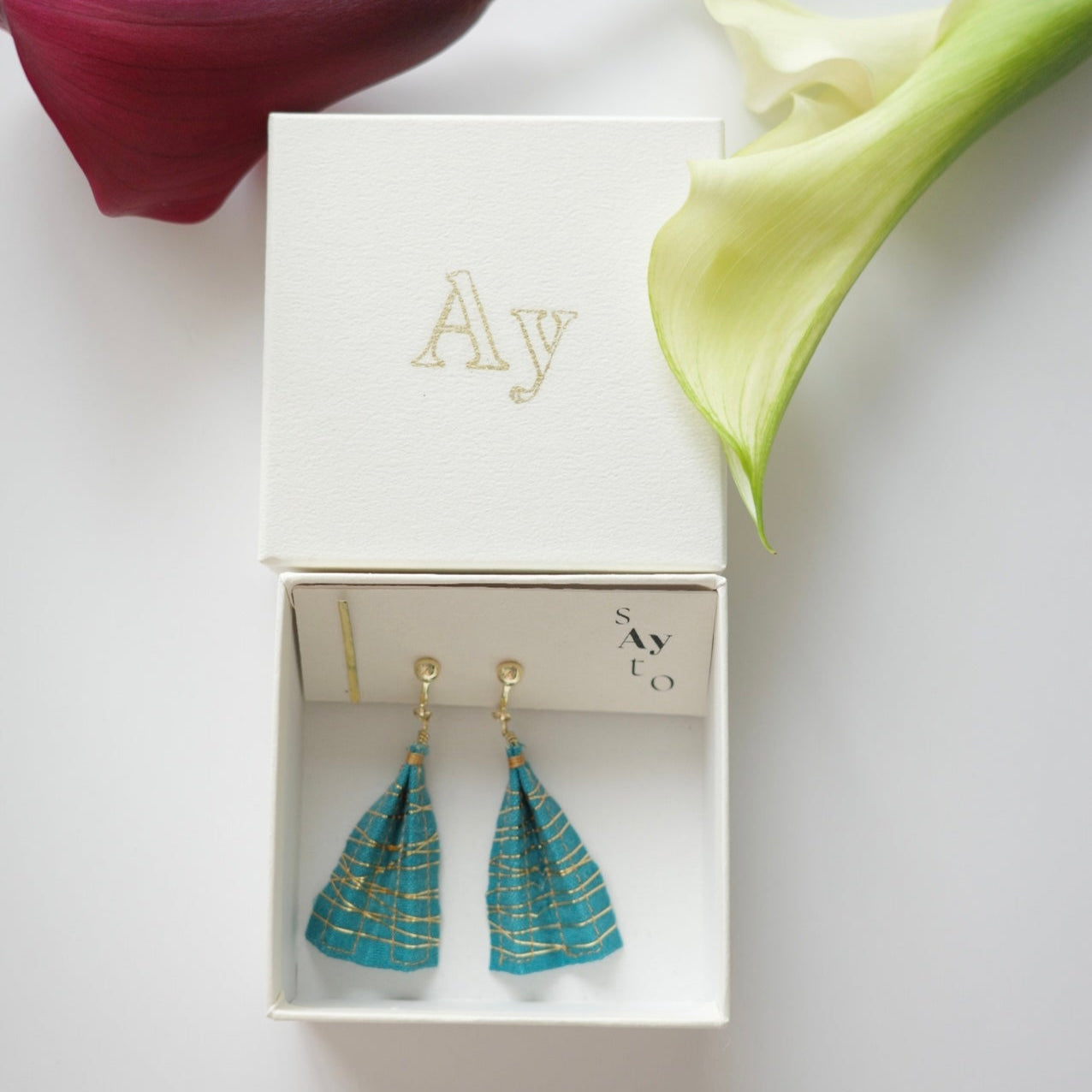 Gold thread earrings konjac