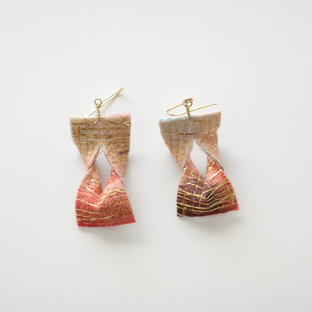 Gold thread earrings konjac