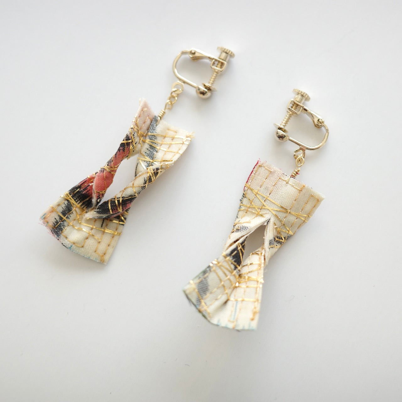 Gold thread earrings konjac