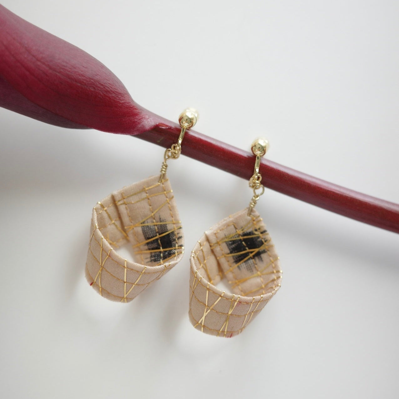 Gold thread earrings konjac