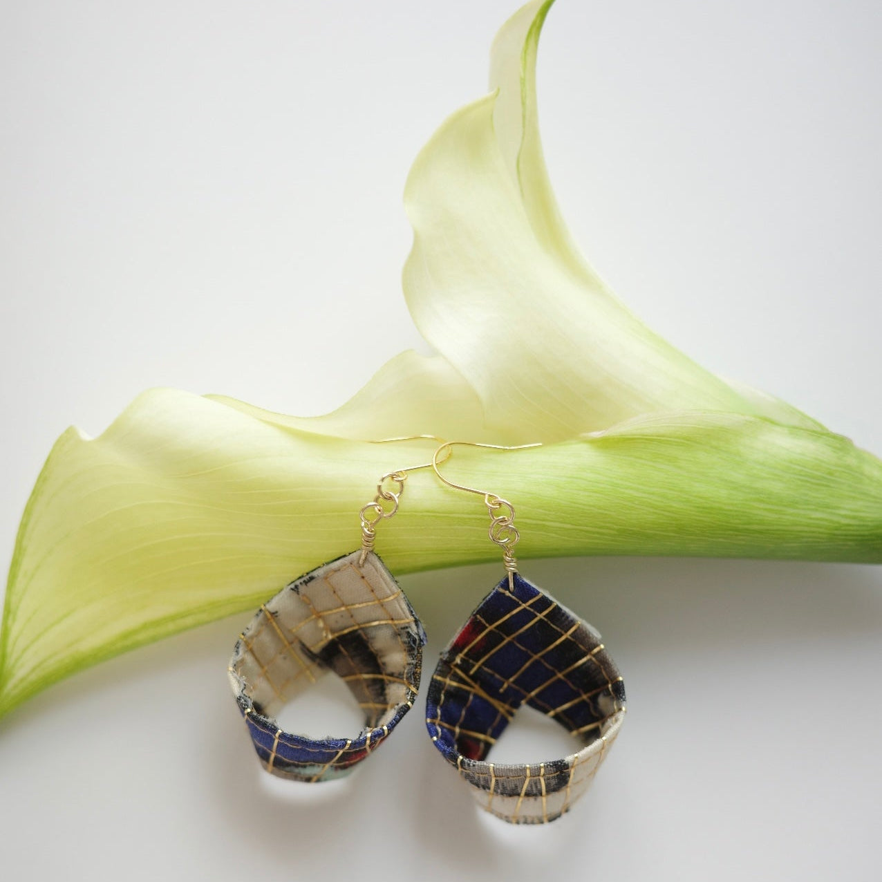Gold thread earrings - Droplets - navy -