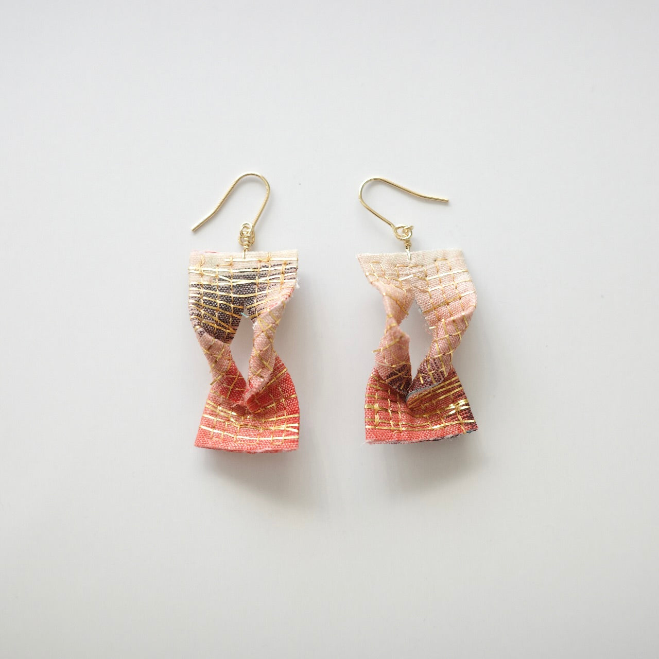 Gold thread earrings konjac