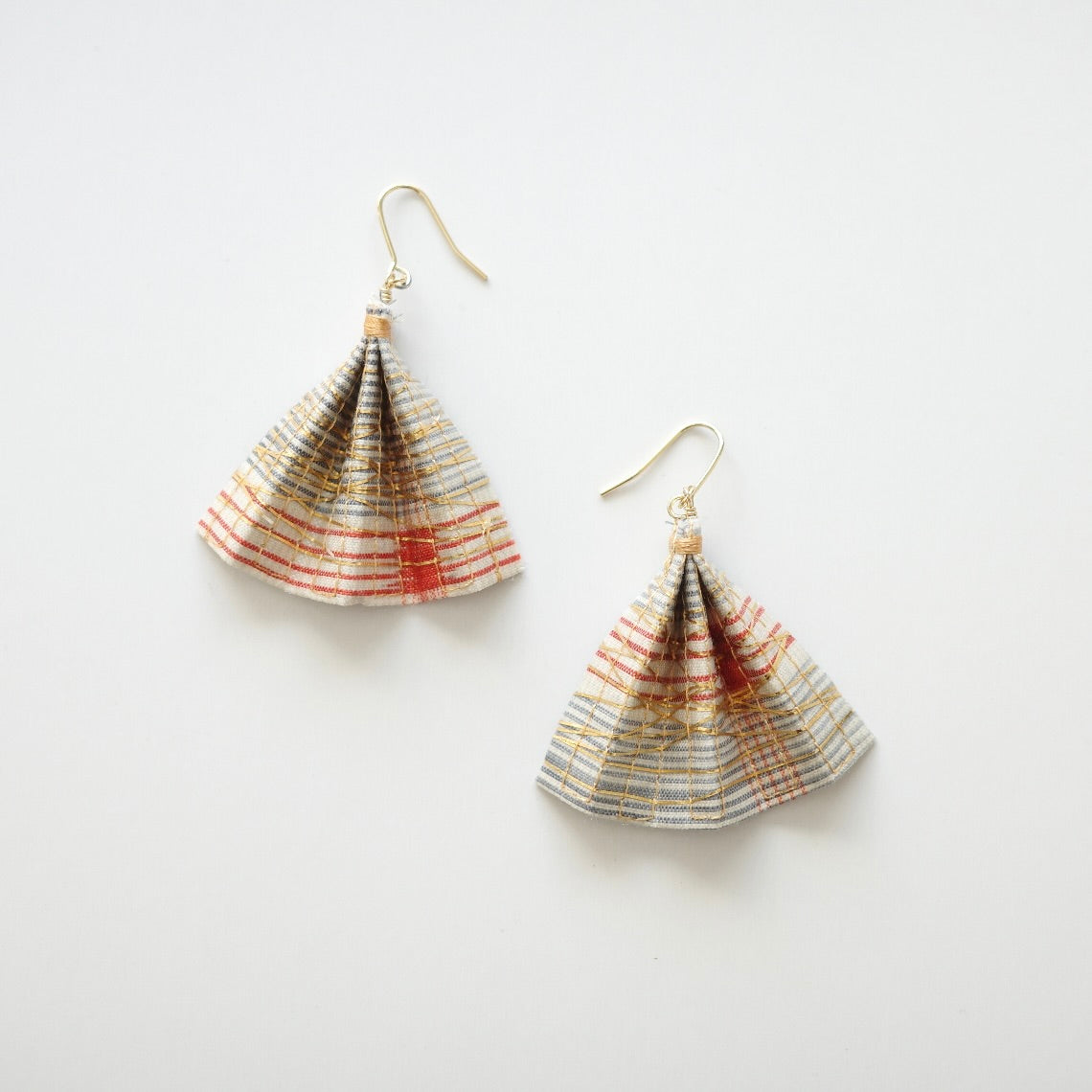 Gold thread earrings fan -check-