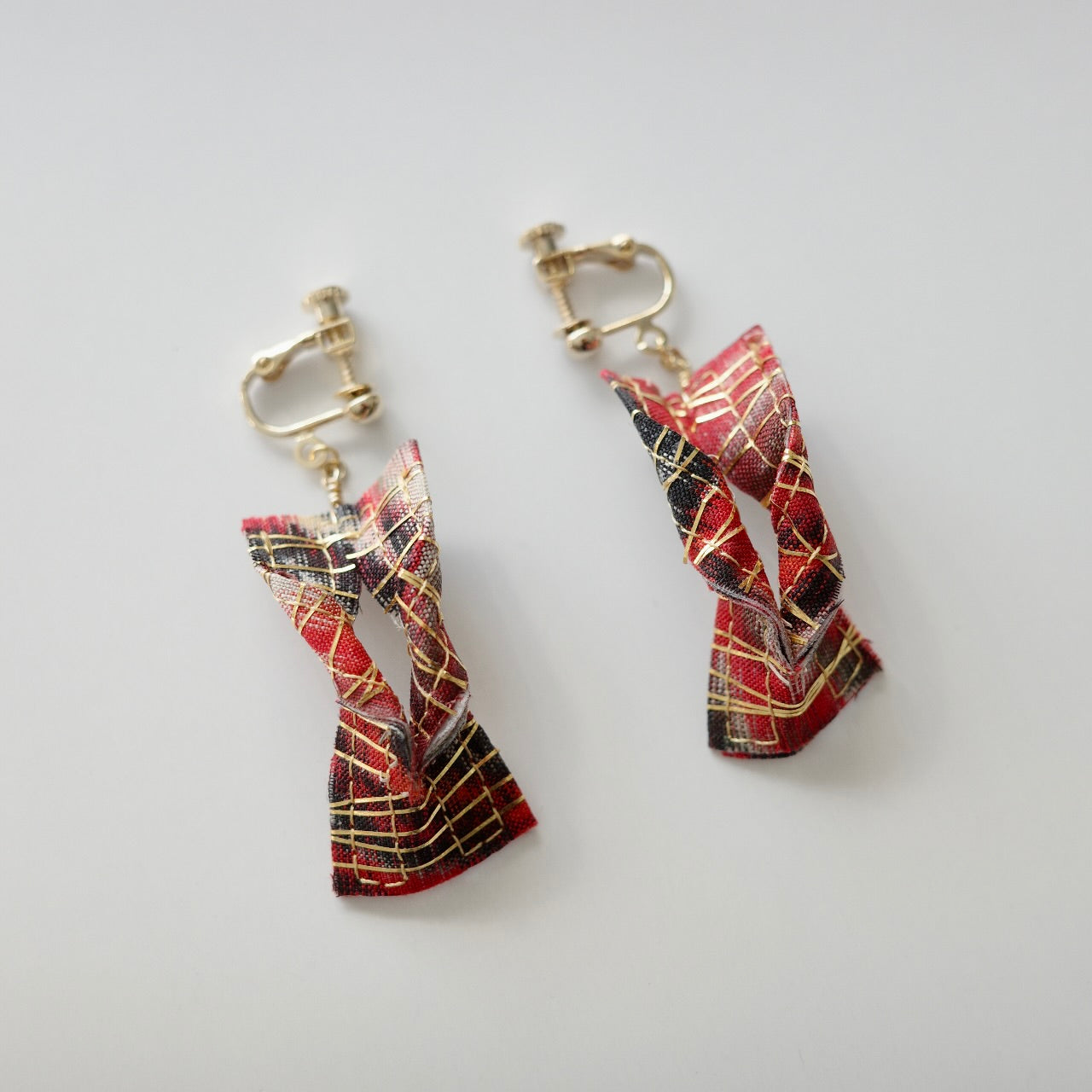 Gold thread earrings konjac