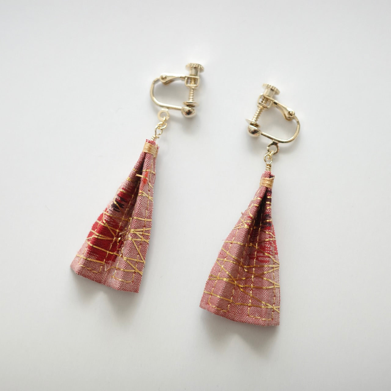 Gold thread earrings - check