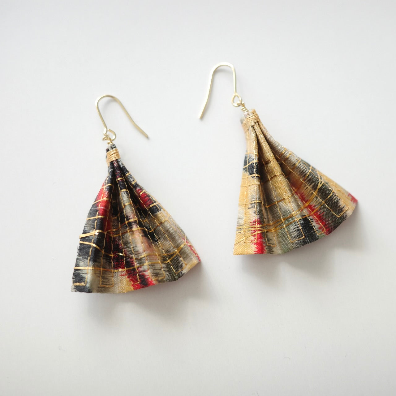 Gold thread earrings fan -momo-