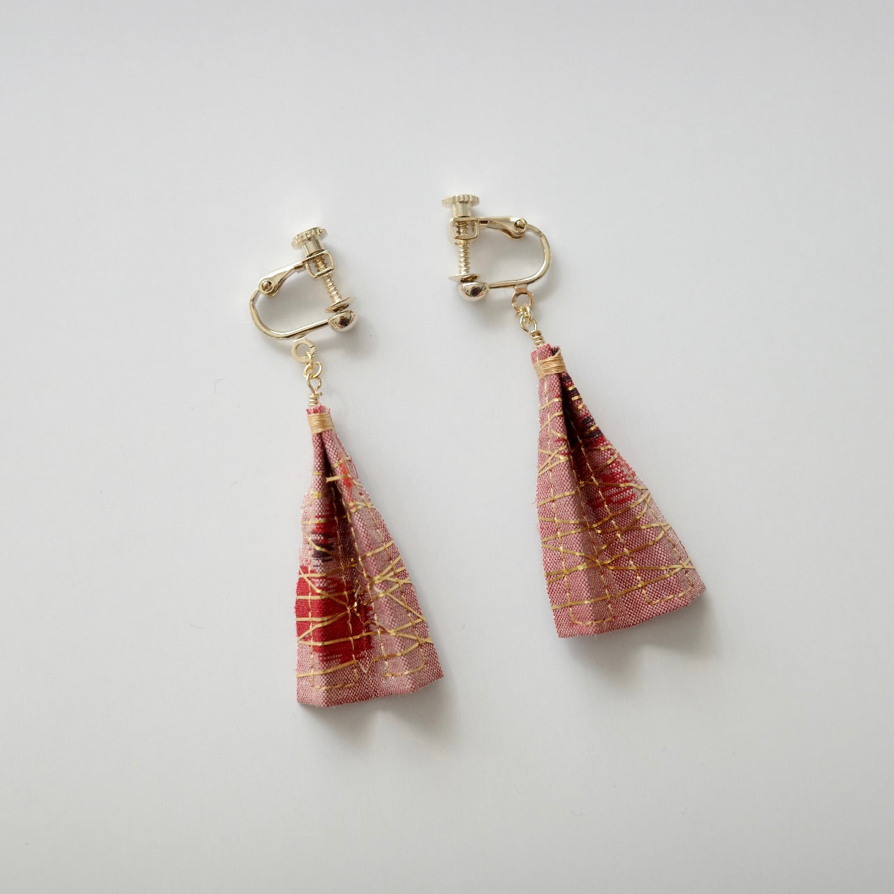 Gold thread earrings - check