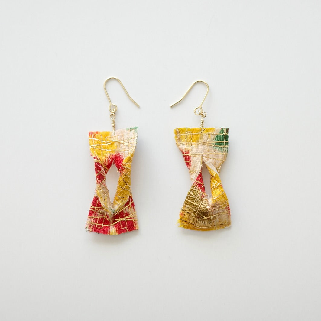 Gold thread earrings konjac