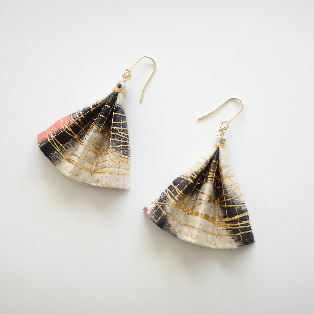 Gold thread earrings fan -tricolore-