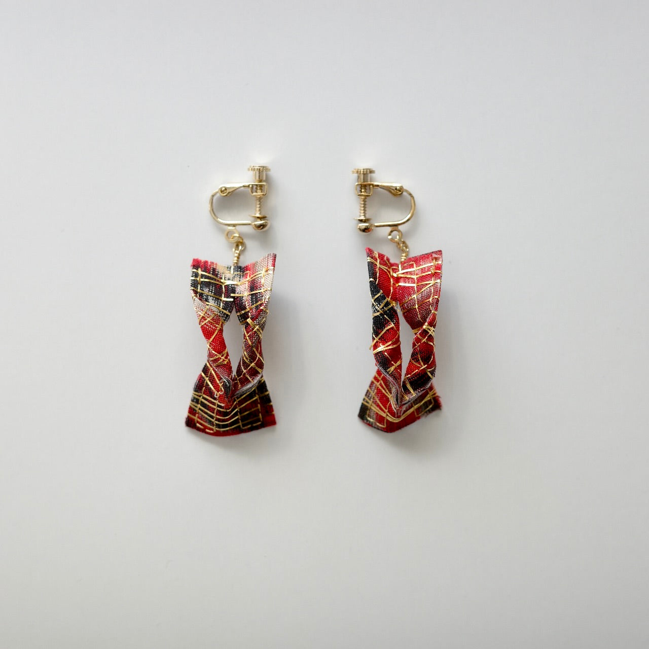 Gold thread earrings konjac