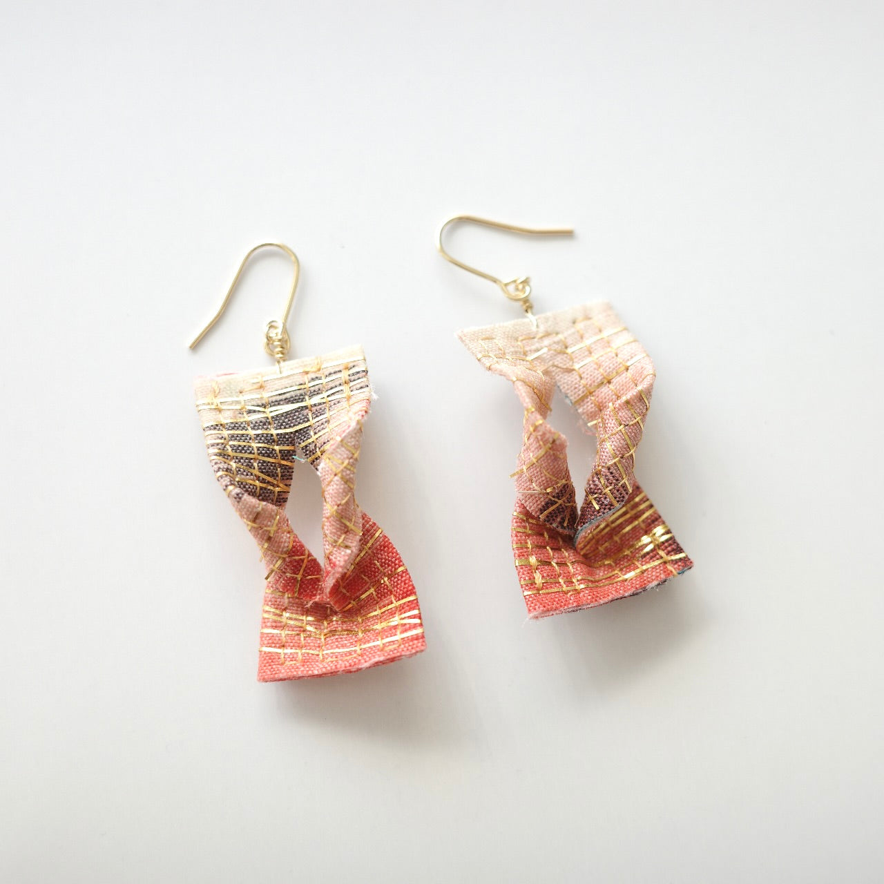 Gold thread earrings konjac