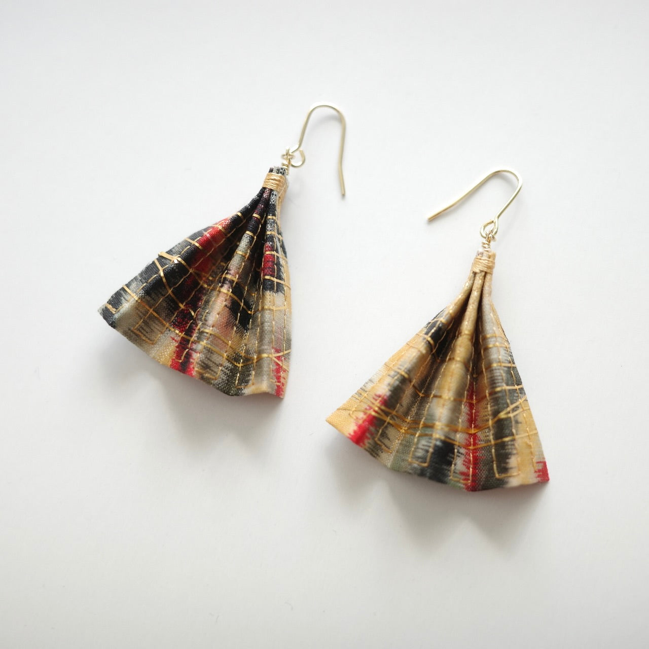 Gold thread earrings fan -momo-