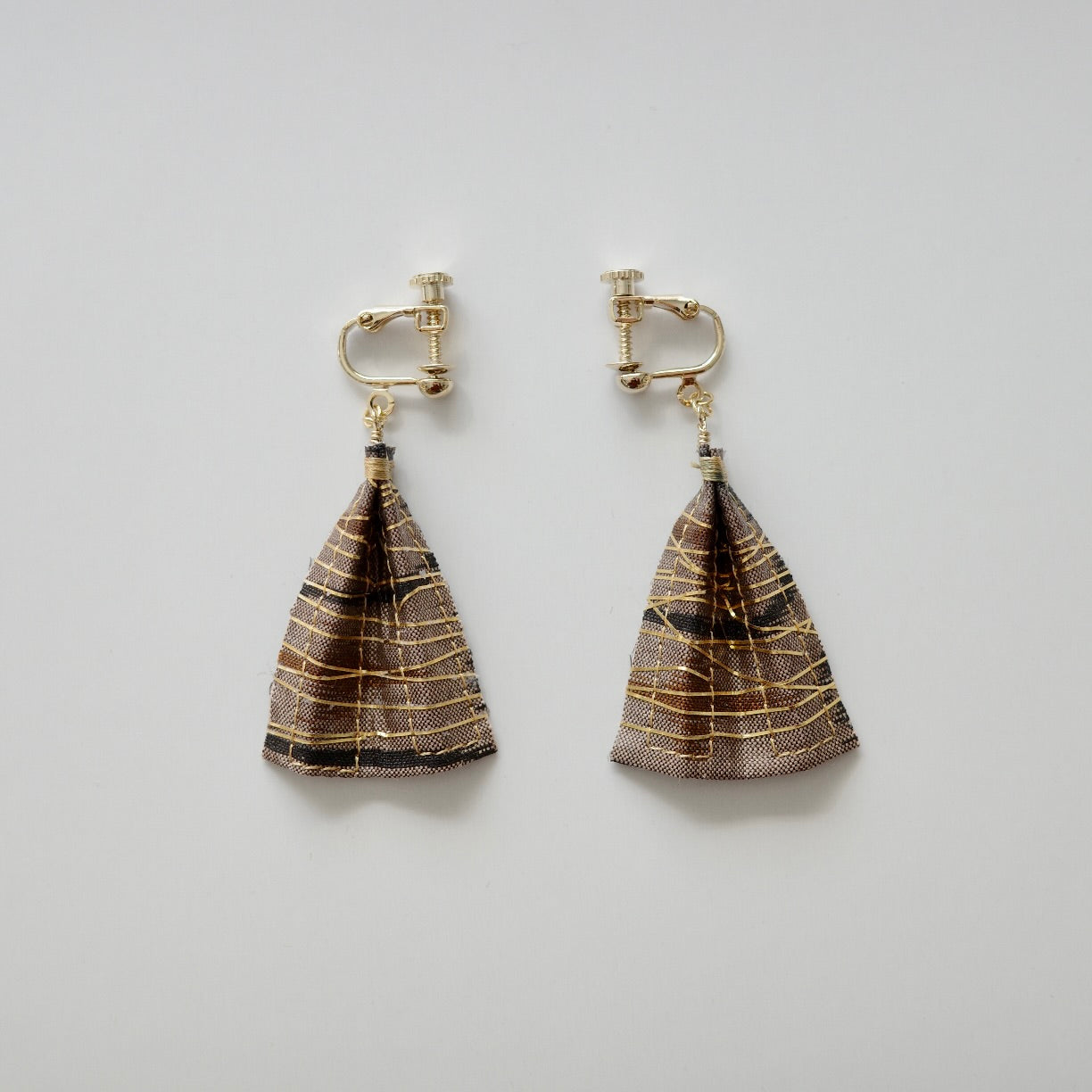 Gold thread earrings konjac