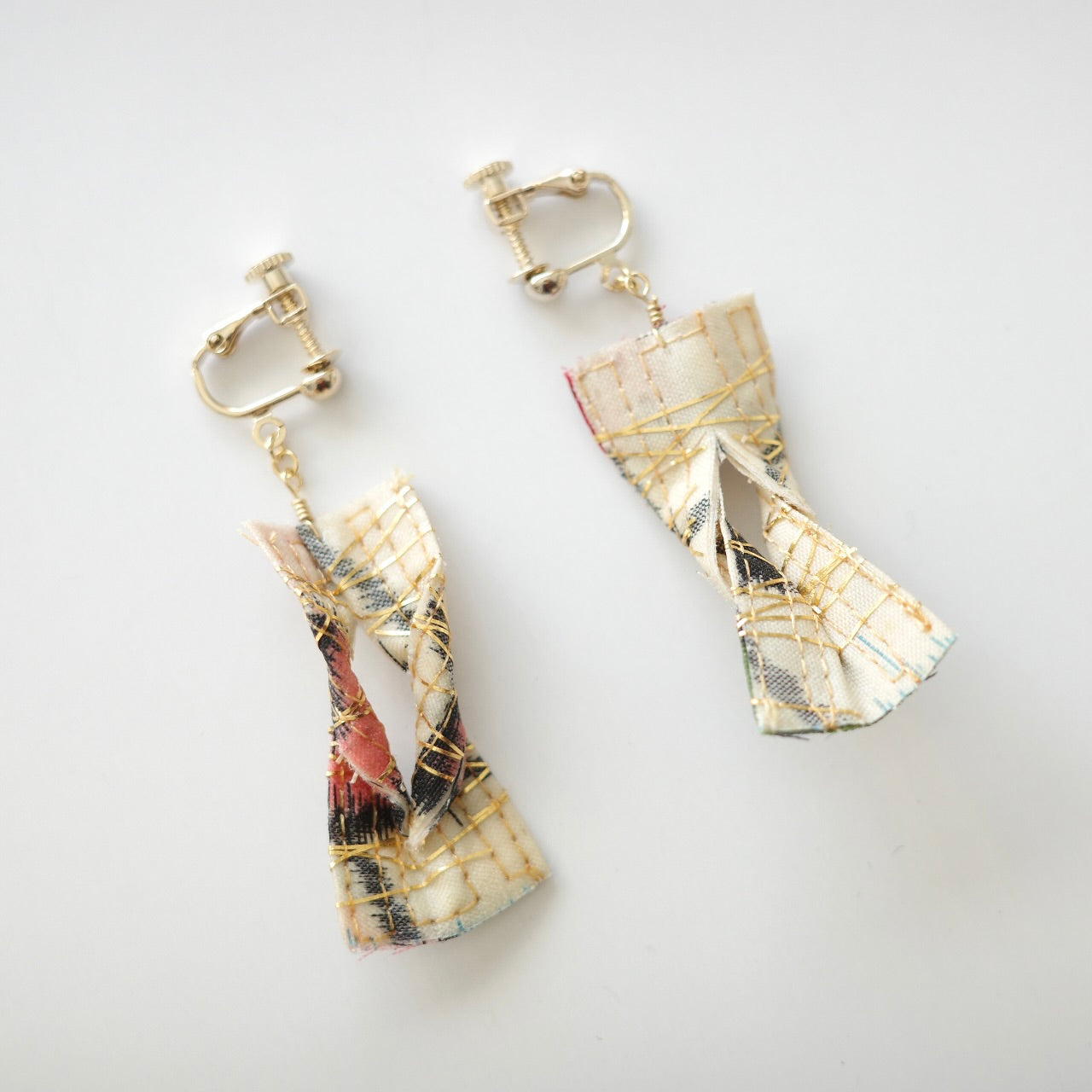 Gold thread earrings konjac