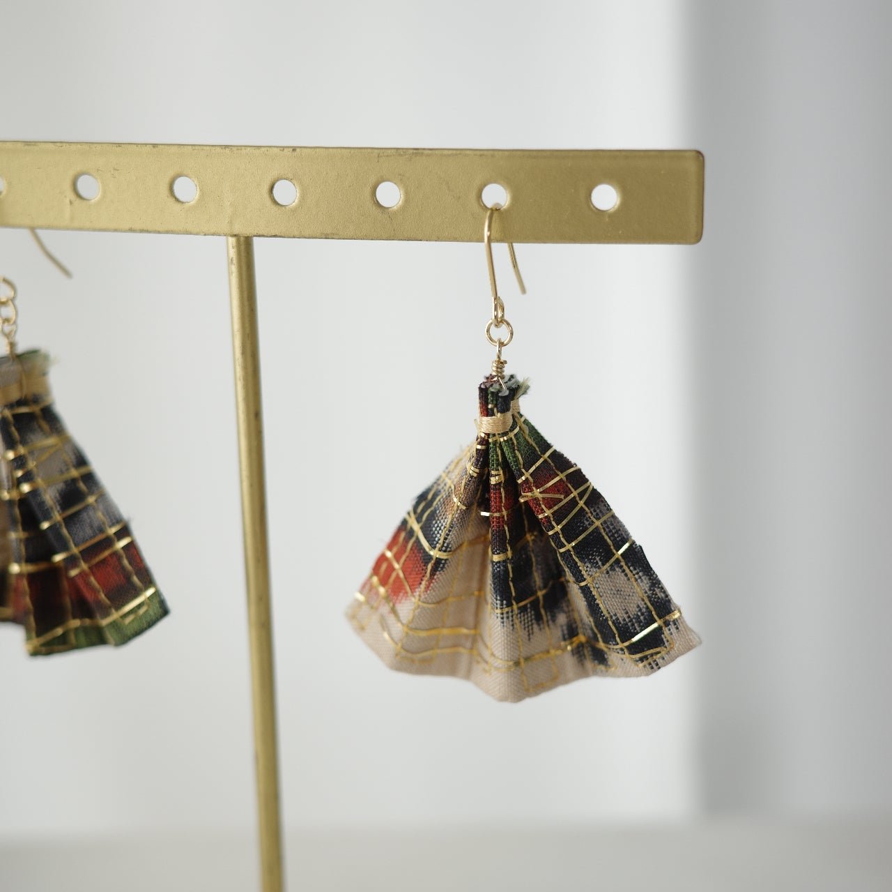 Gold thread earrings fan -tricolore-