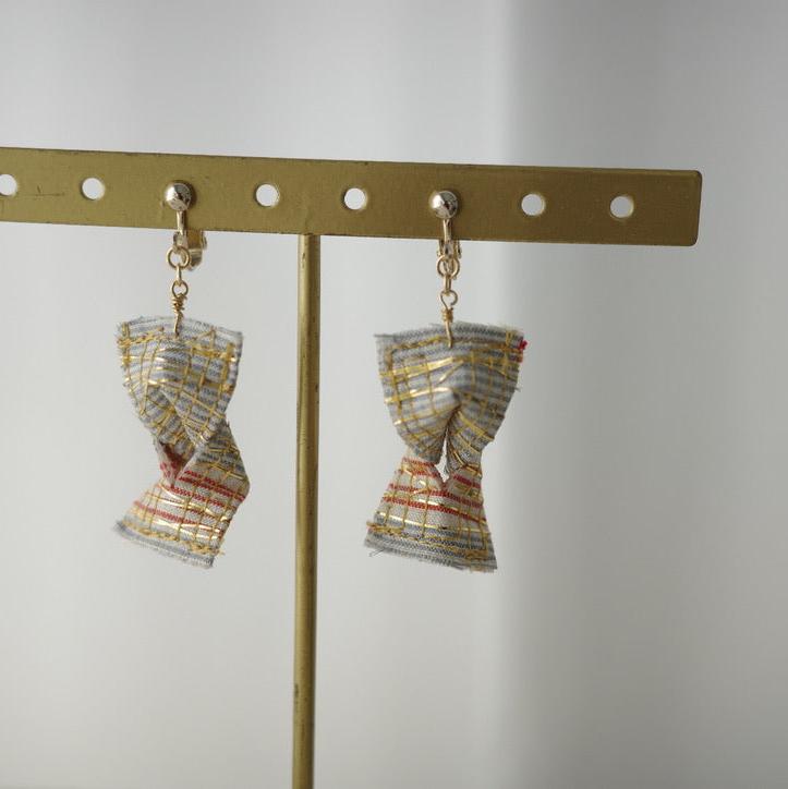 Gold thread earrings konjac