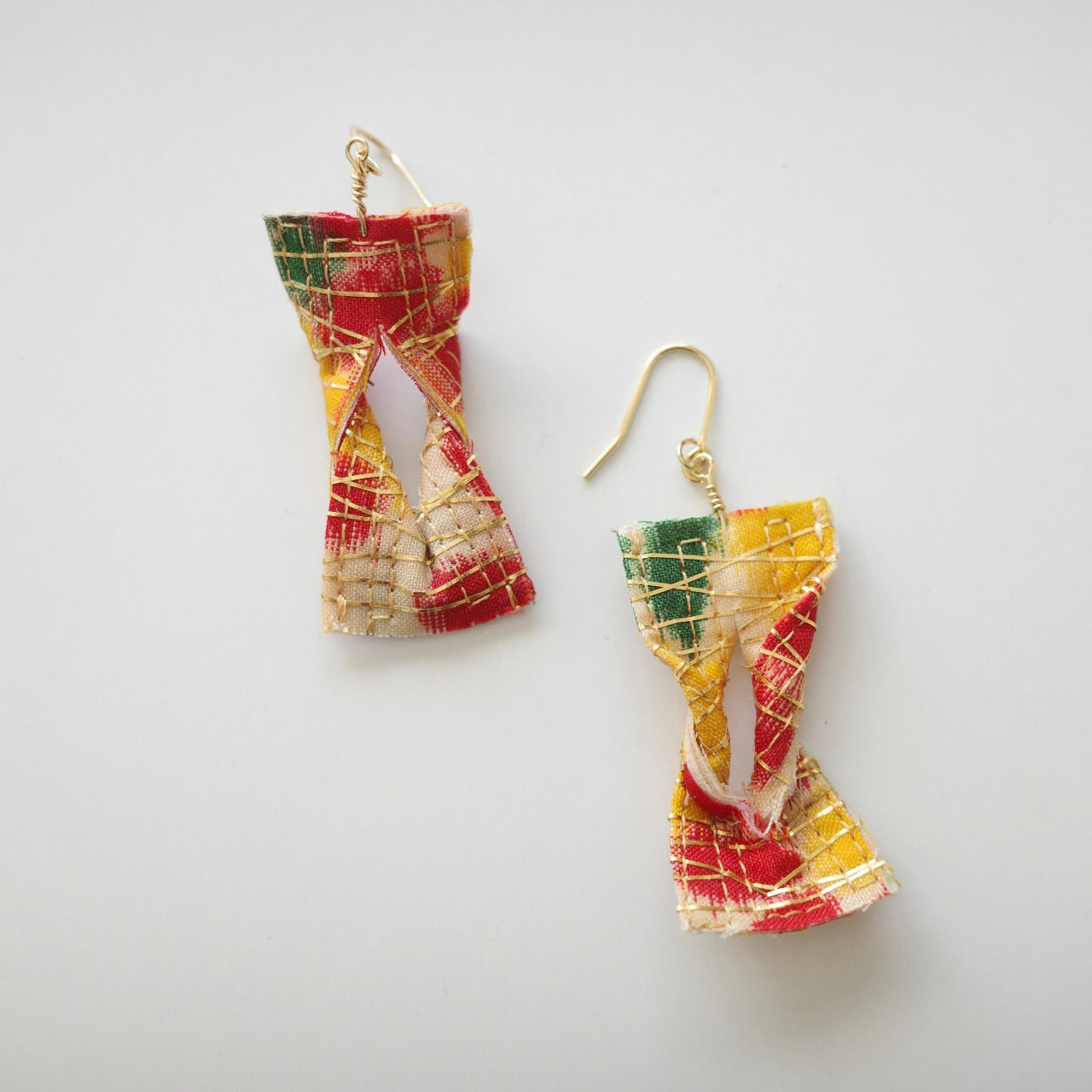 Gold thread earrings konjac