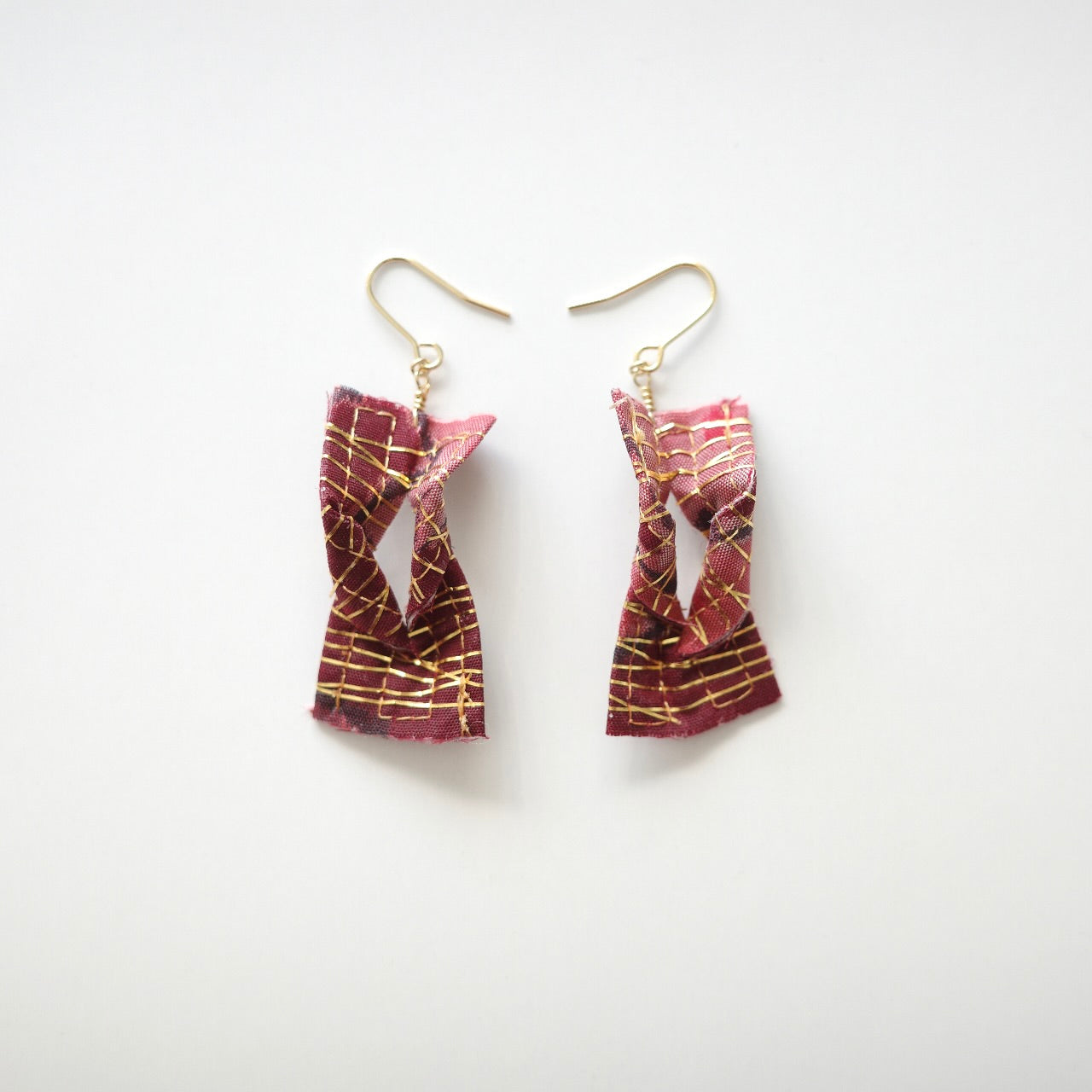 Gold thread earrings konjac