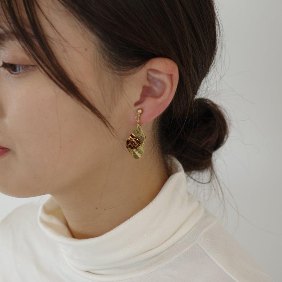 Gold thread earrings droplet