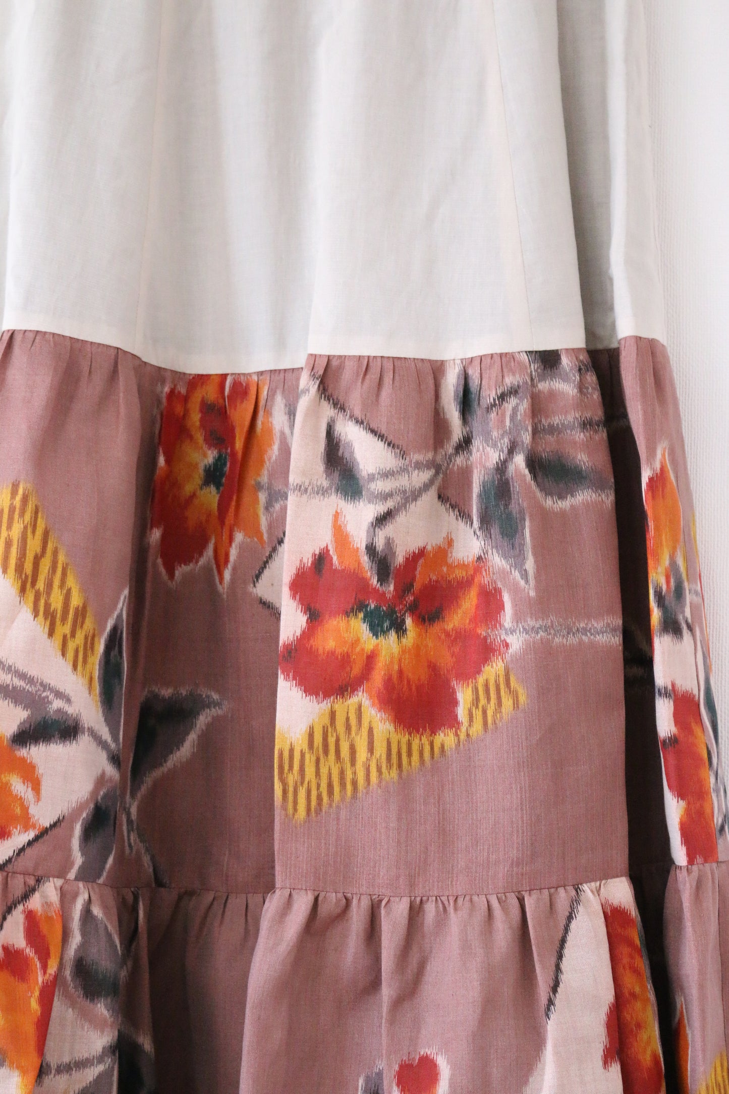 Flower of bright red -Meisen Teayard Skirt beige-